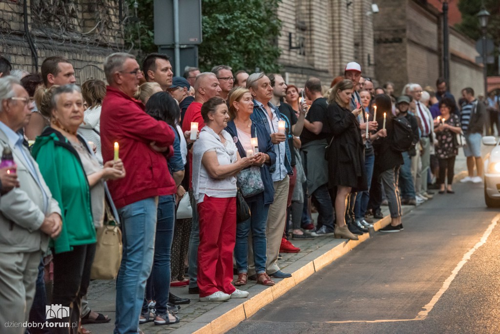 Łańcuch światła przed Sądem Okręgowym