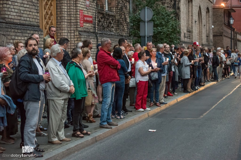 Łańcuch światła przed Sądem Okręgowym