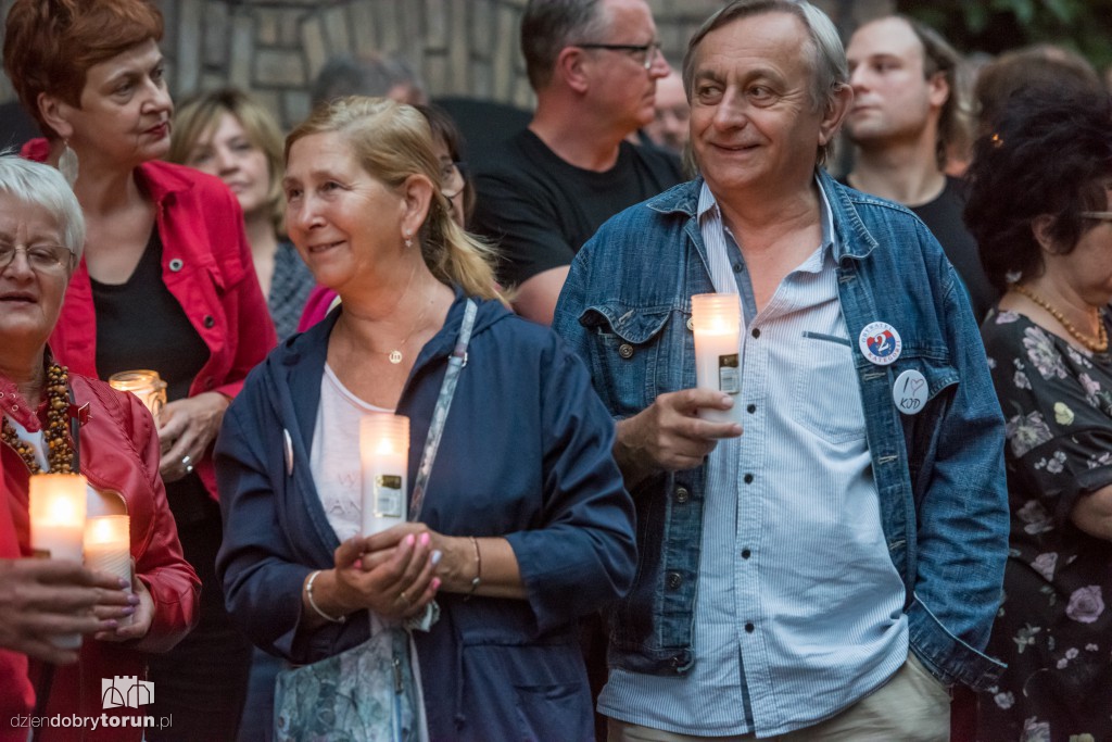 Łańcuch światła przed Sądem Okręgowym