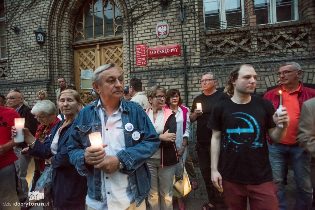 Łańcuch światła przed Sądem Okręgowym