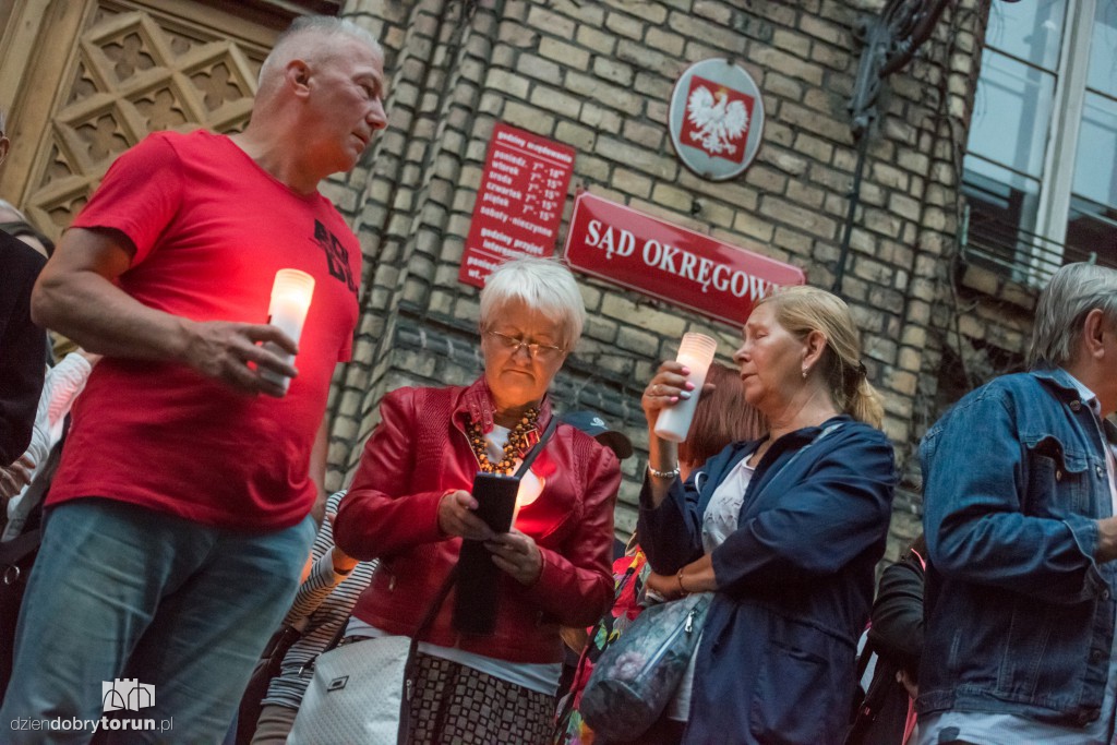 Łańcuch światła przed Sądem Okręgowym