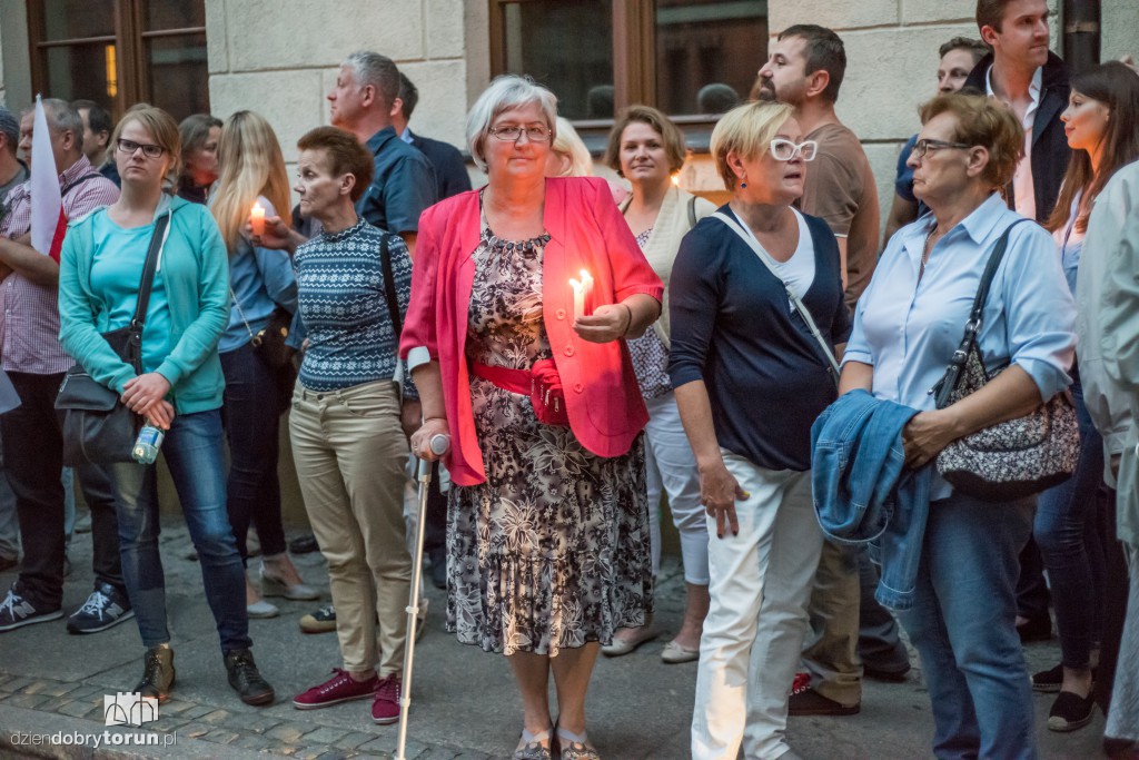 Łańcuch światła przed Sądem Okręgowym