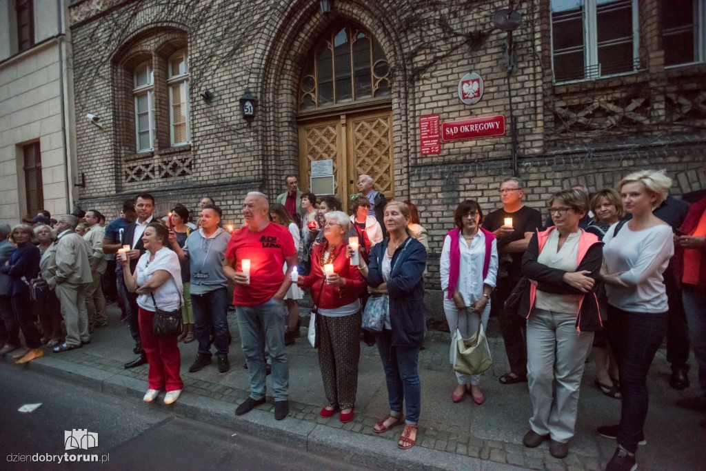 Łańcuch światła przed Sądem Okręgowym