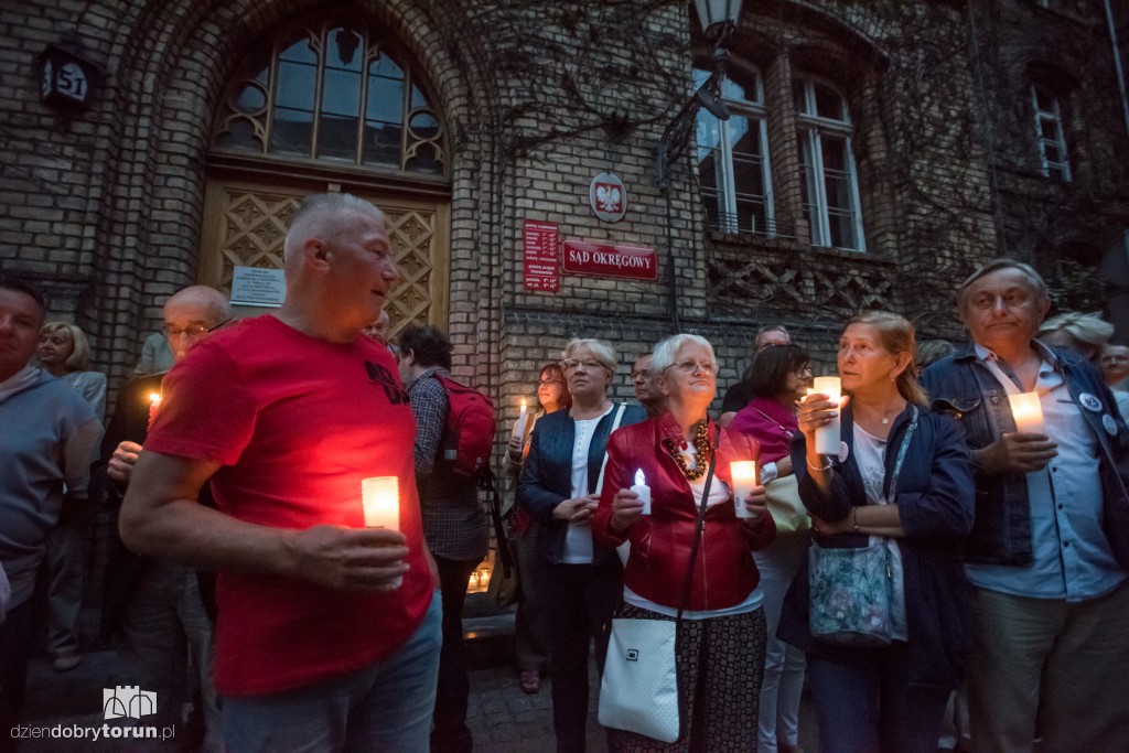 Łańcuch światła przed Sądem Okręgowym