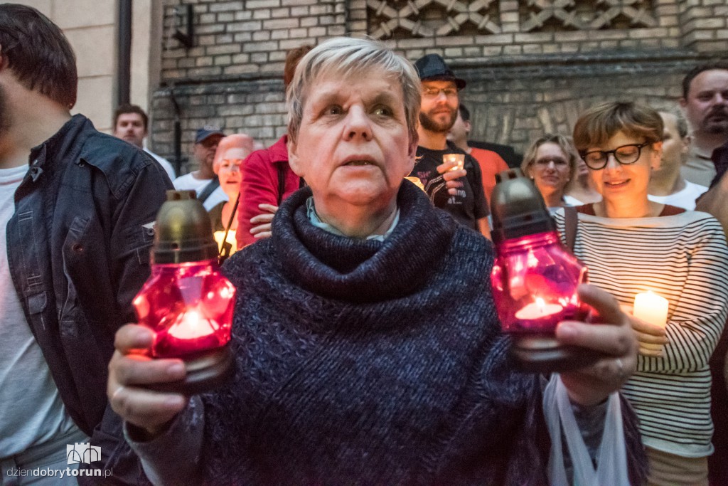 Łańcuch światła przed Sądem Okręgowym