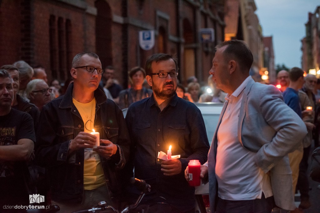 Łańcuch światła przed Sądem Okręgowym