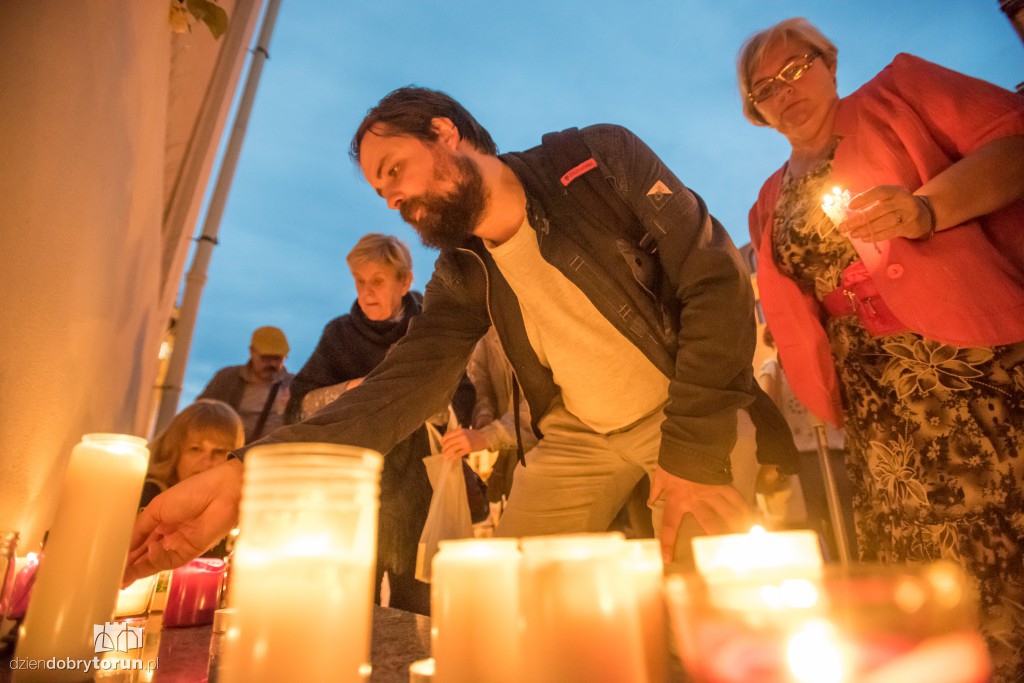 Łańcuch światła przed Sądem Okręgowym