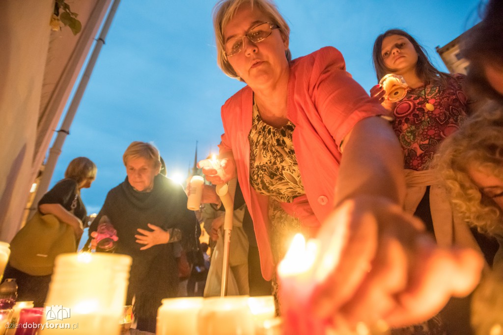 Łańcuch światła przed Sądem Okręgowym