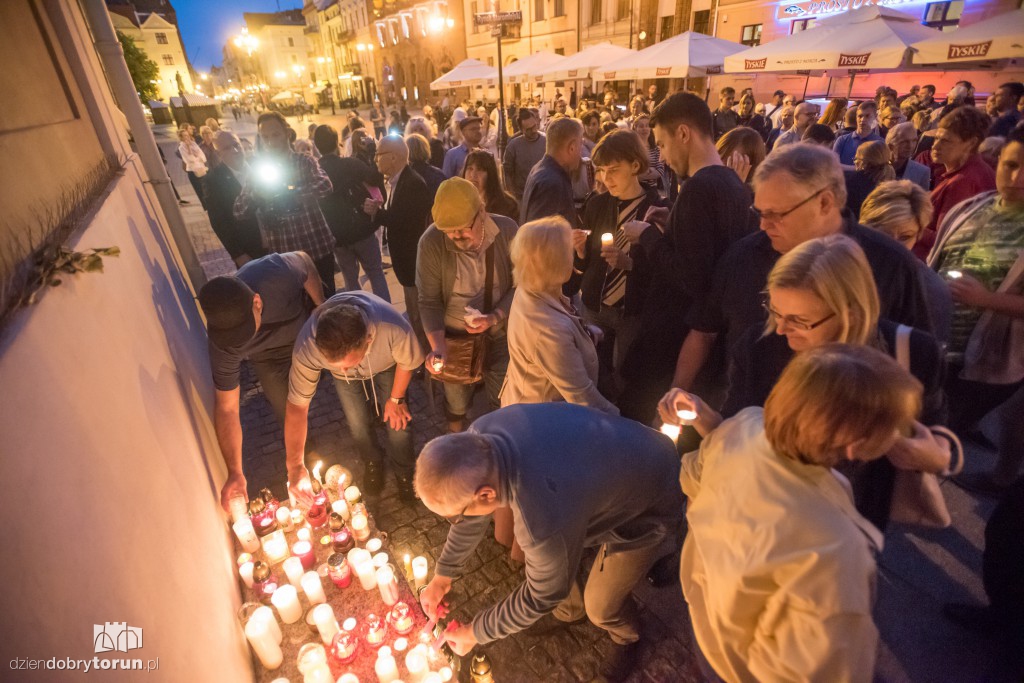 Łańcuch światła przed Sądem Okręgowym