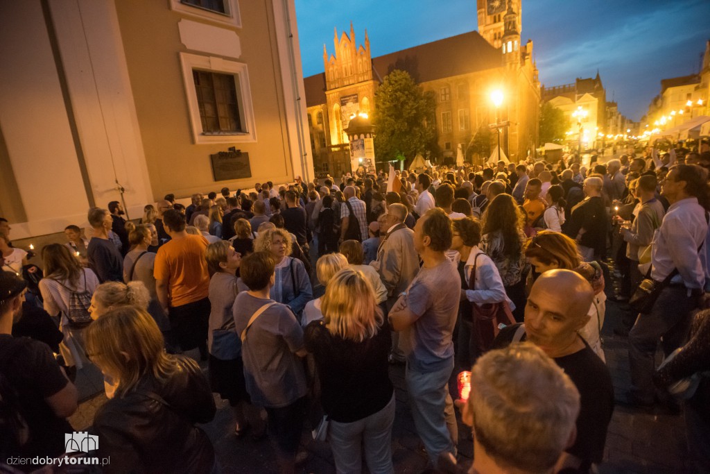 Łańcuch światła przed Sądem Okręgowym