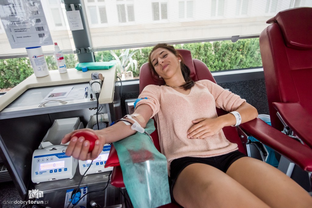 Torunianie oddawali krew w krwiobusie