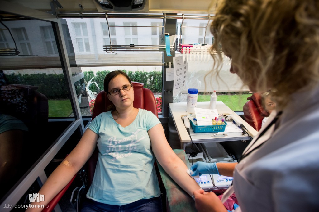 Torunianie oddawali krew w krwiobusie