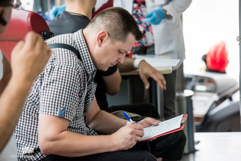 Torunianie oddawali krew w krwiobusie