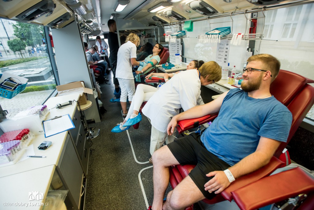 Torunianie oddawali krew w krwiobusie