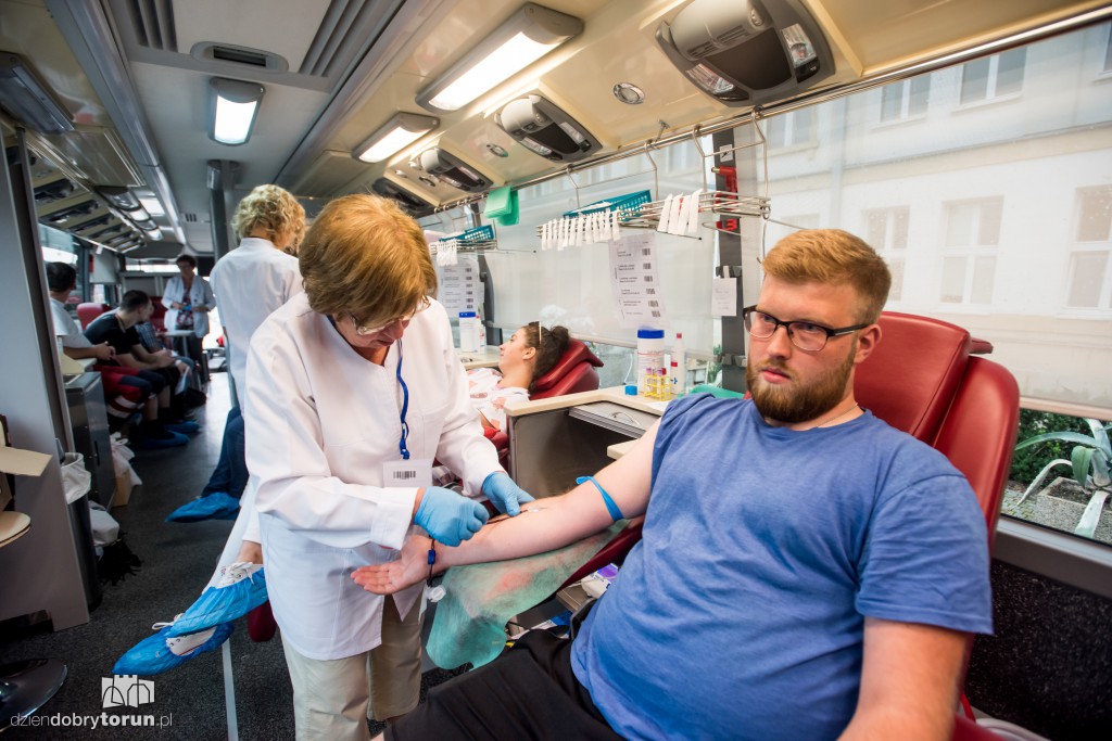 Torunianie oddawali krew w krwiobusie