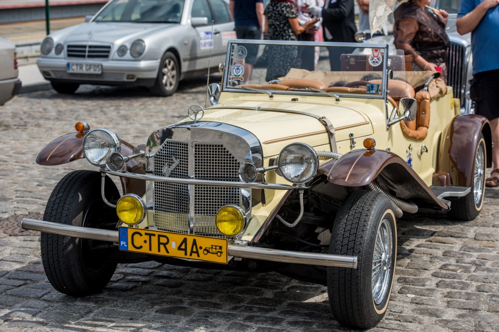 Parowozy i automobile na dworcu