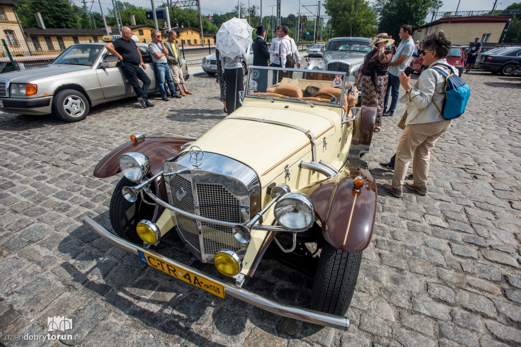Parowozy i automobile na dworcu