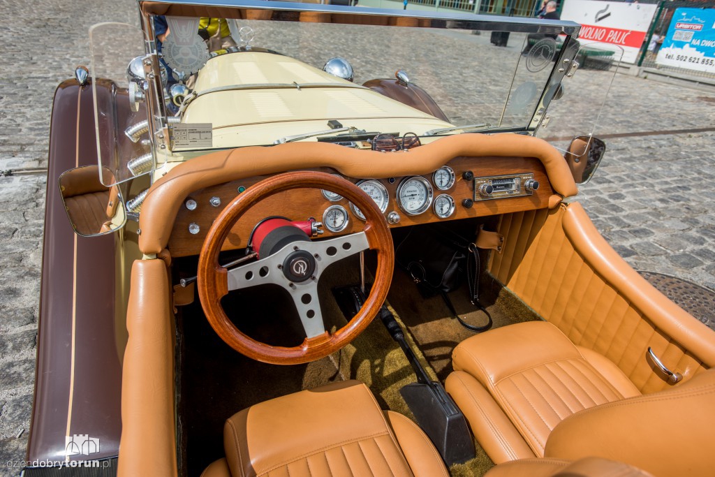 Parowozy i automobile na dworcu