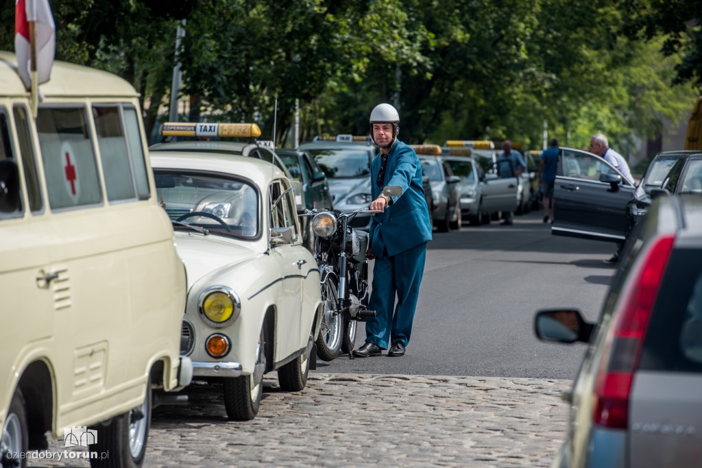 Parowozy i automobile na dworcu