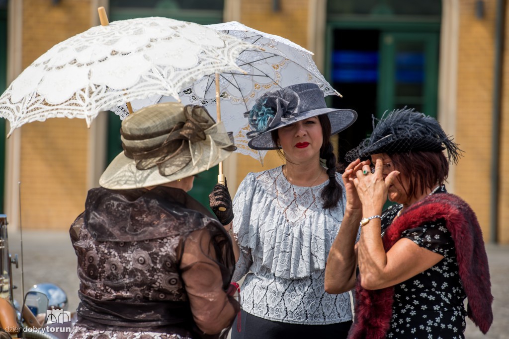Parowozy i automobile na dworcu