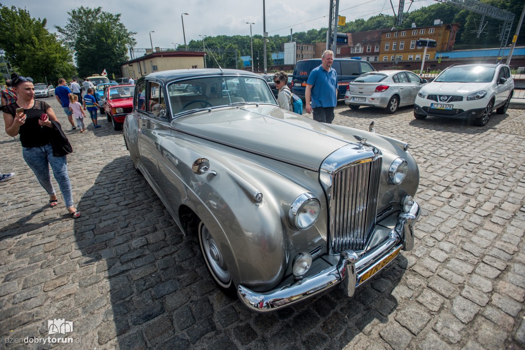 Parowozy i automobile na dworcu