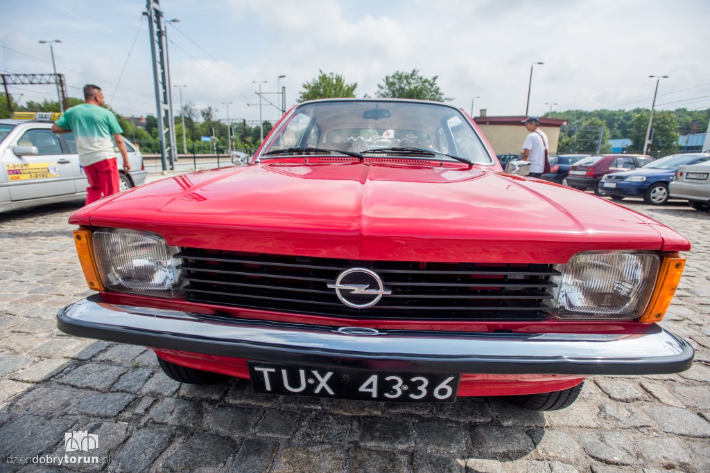 Parowozy i automobile na dworcu