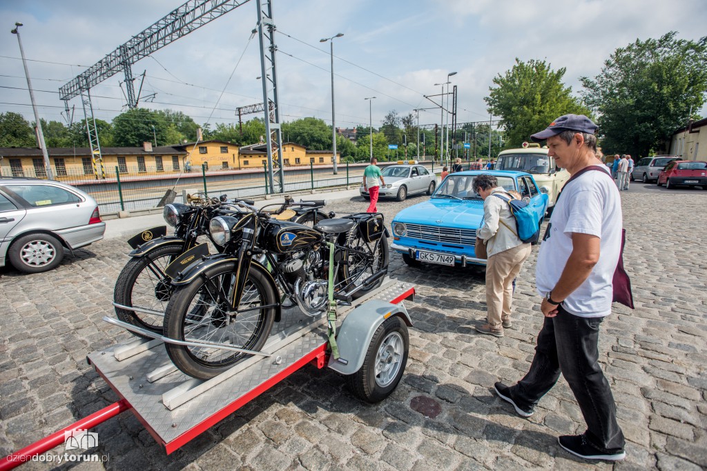 Parowozy i automobile na dworcu