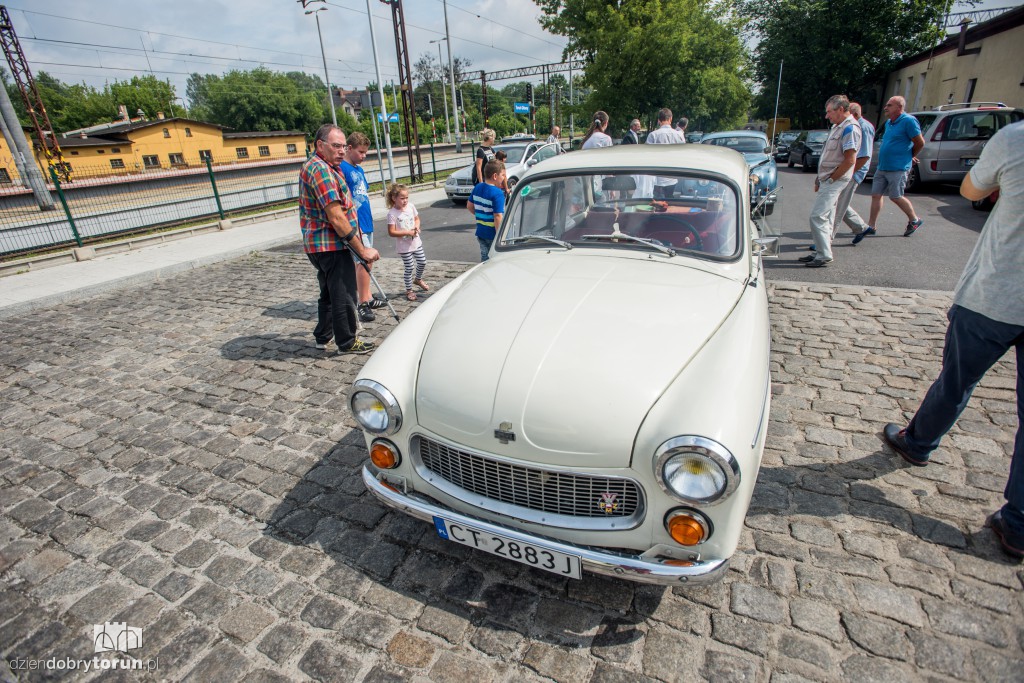 Parowozy i automobile na dworcu