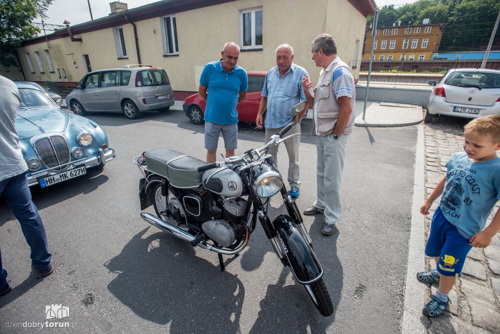 Parowozy i automobile na dworcu