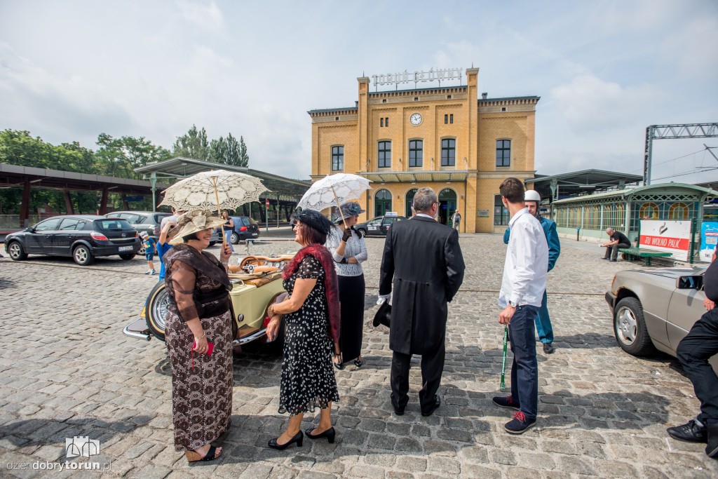 Parowozy i automobile na dworcu