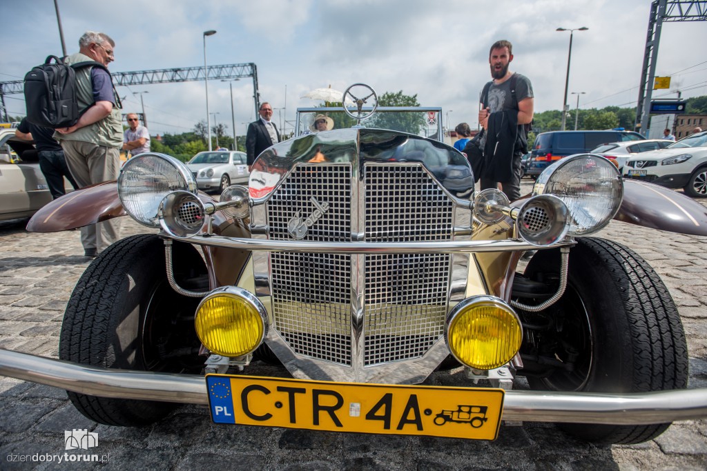 Parowozy i automobile na dworcu