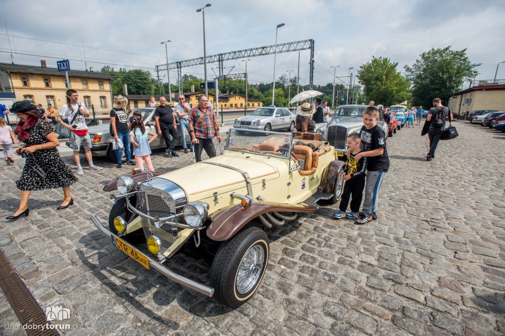 Parowozy i automobile na dworcu