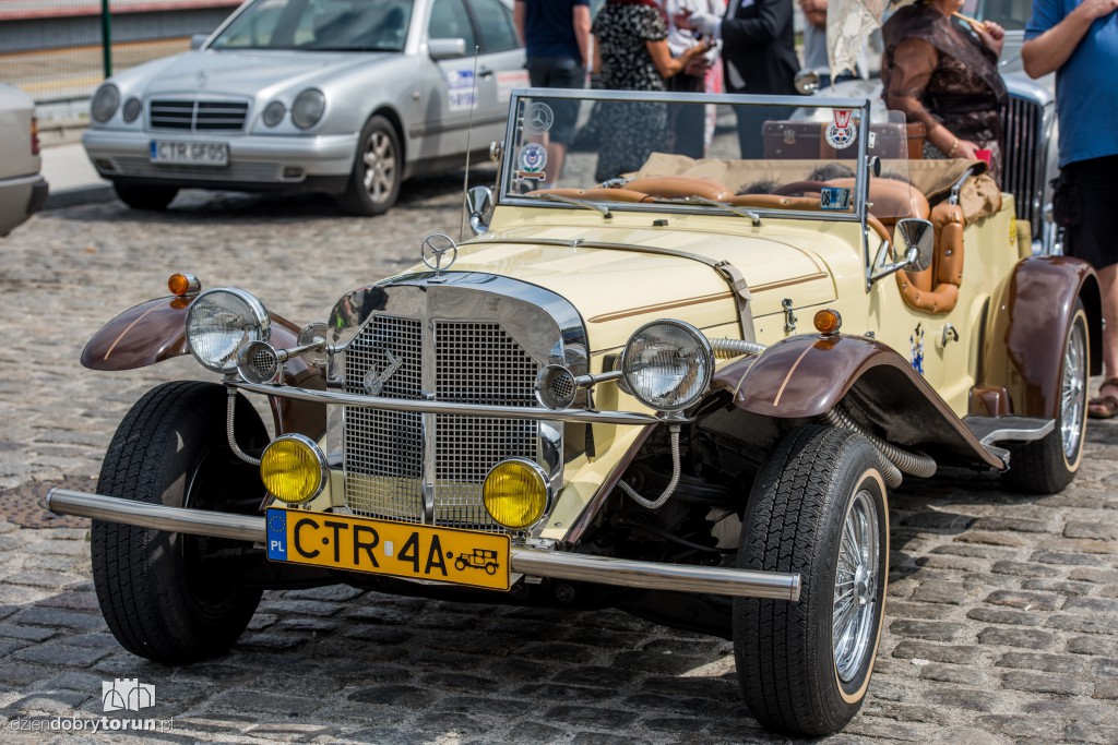 Parowozy i automobile na dworcu