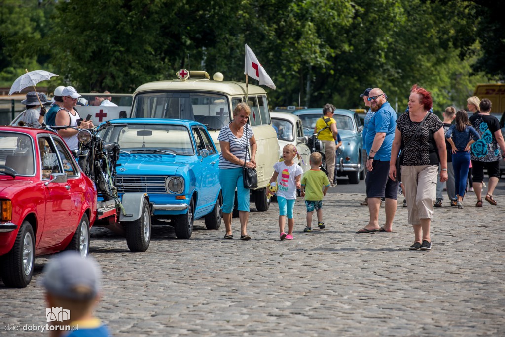 Parowozy i automobile na dworcu