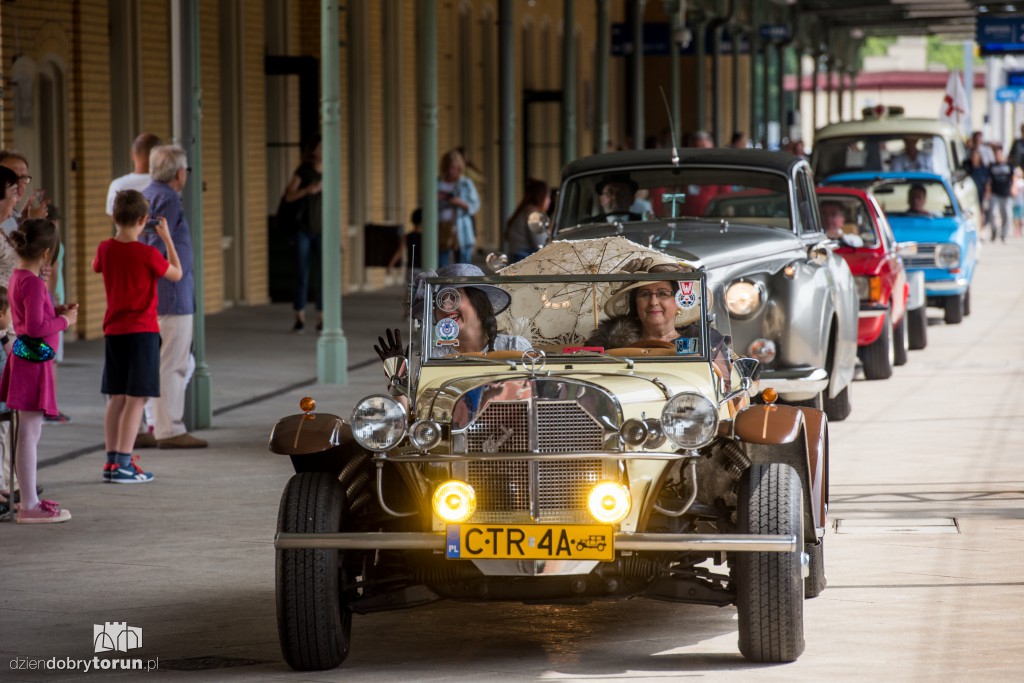 Parowozy i automobile na dworcu