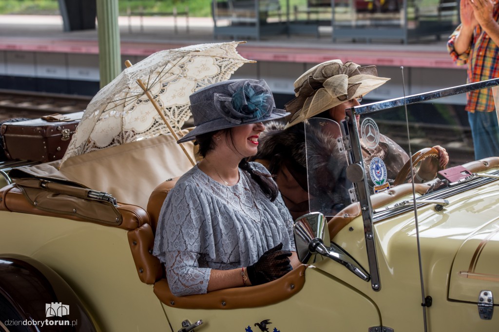 Parowozy i automobile na dworcu