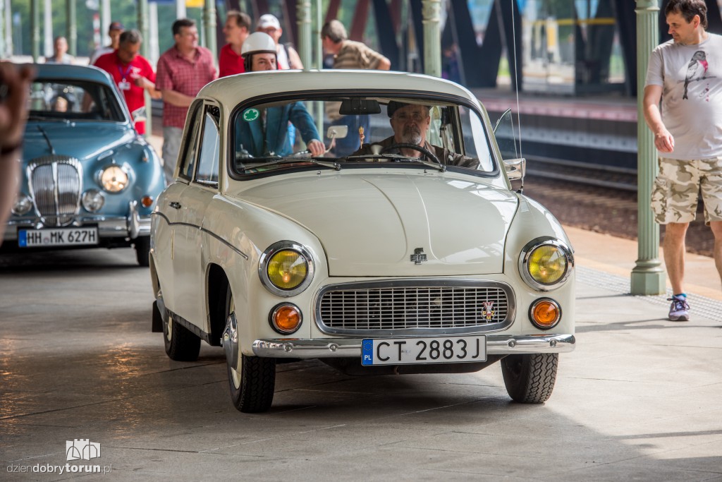 Parowozy i automobile na dworcu