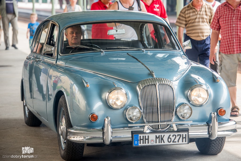 Parowozy i automobile na dworcu