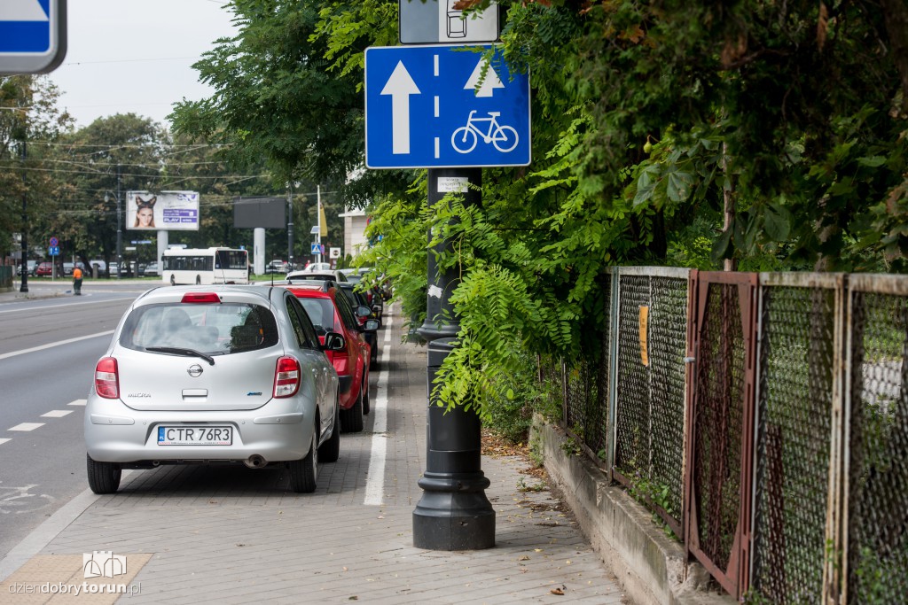 Zarośniętą ul. Szumana ciężko przejść