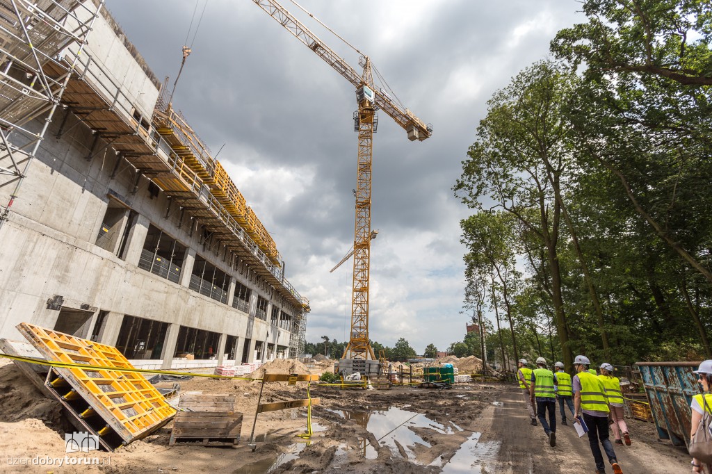 Szpital na Bielanach rośnie w oczach