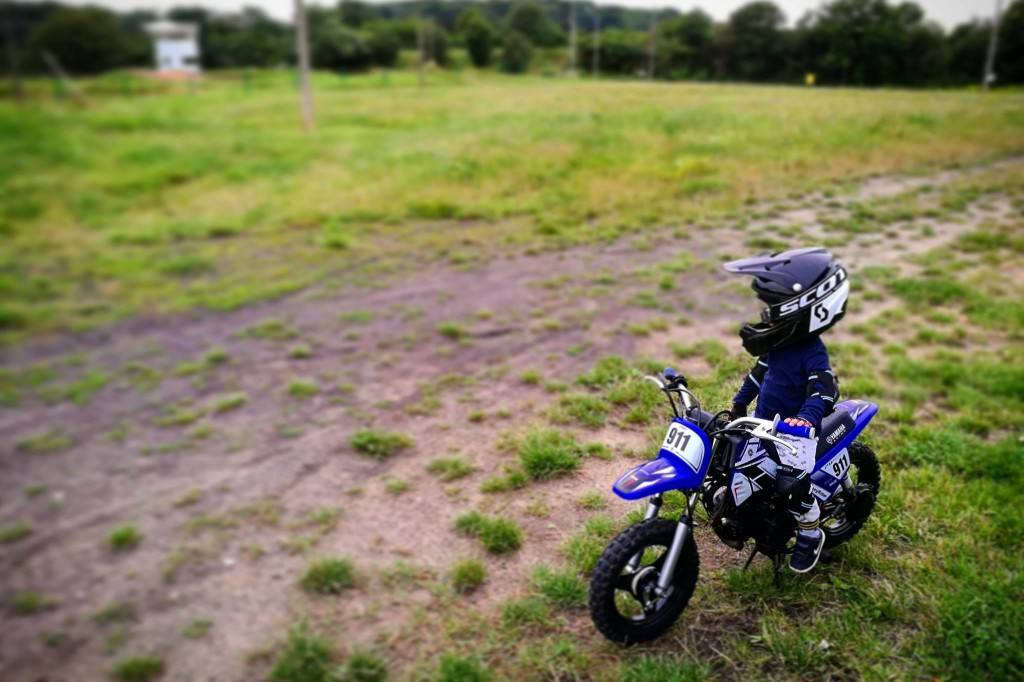Dwuletni Jonatan jeździ na motocrossie