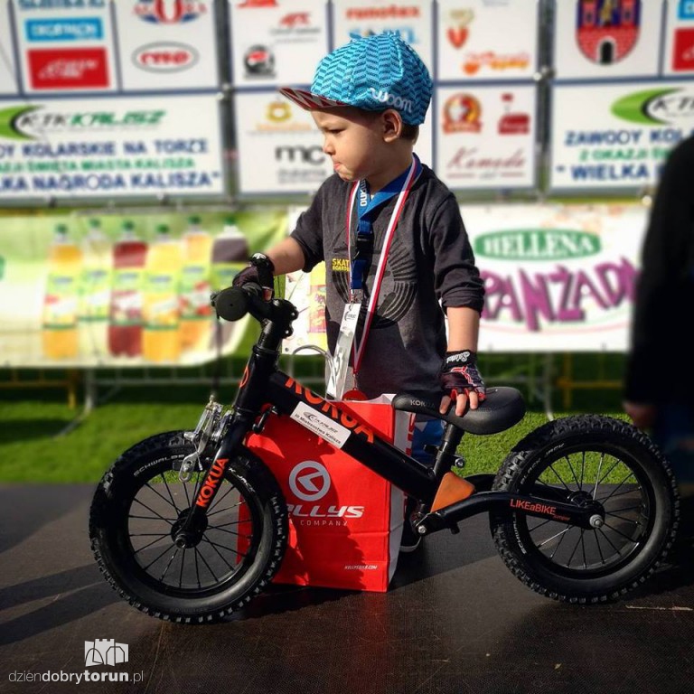 Dwuletni Jonatan jeździ na motocrossie