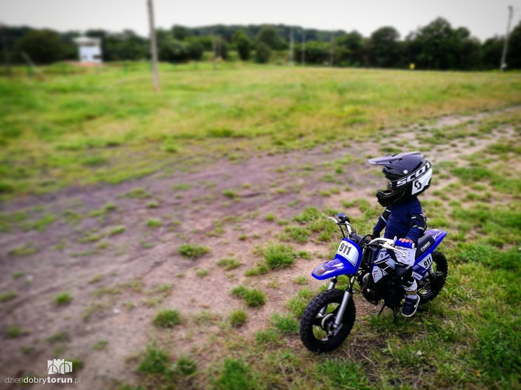 Dwuletni Jonatan jeździ na motocrossie