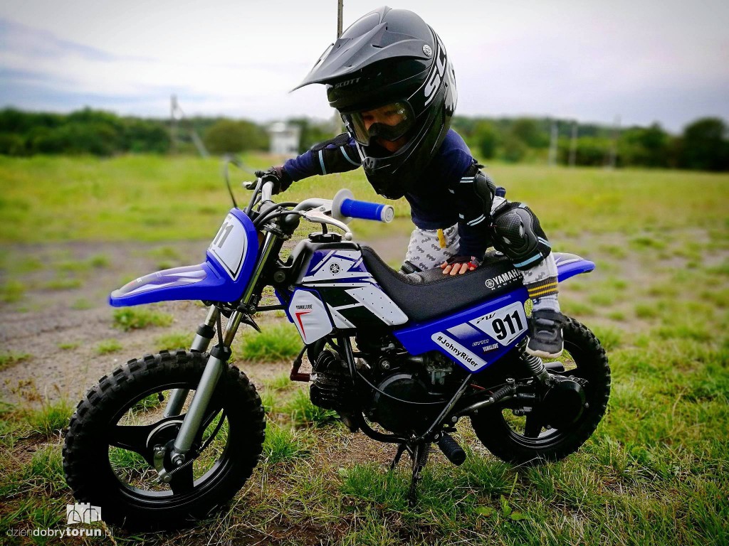 Dwuletni Jonatan jeździ na motocrossie