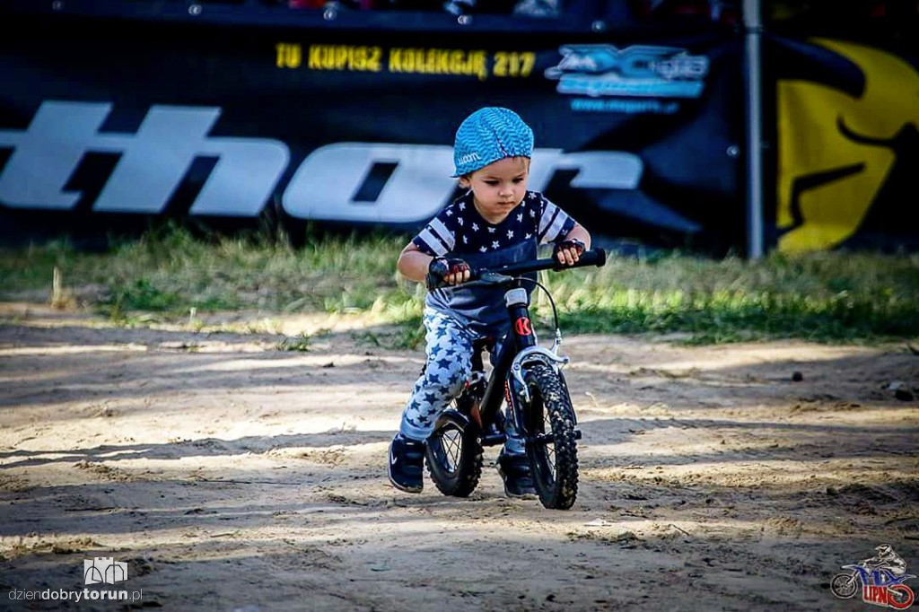 Dwuletni Jonatan jeździ na motocrossie