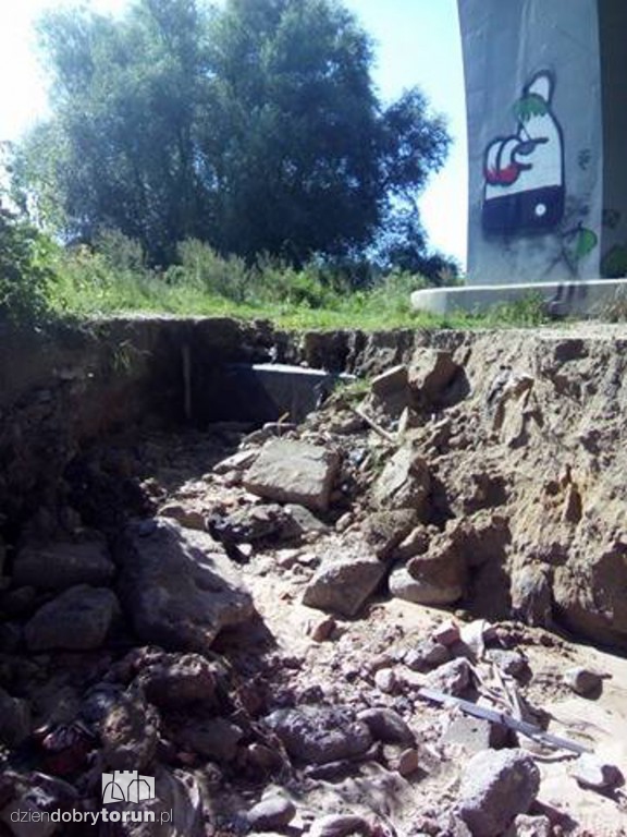Tak wygląda nowy most po opadach deszczu