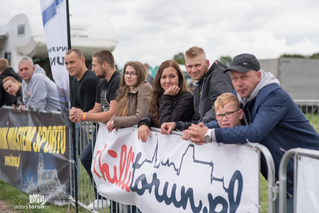 100 tysięcy koni na lotnisku!