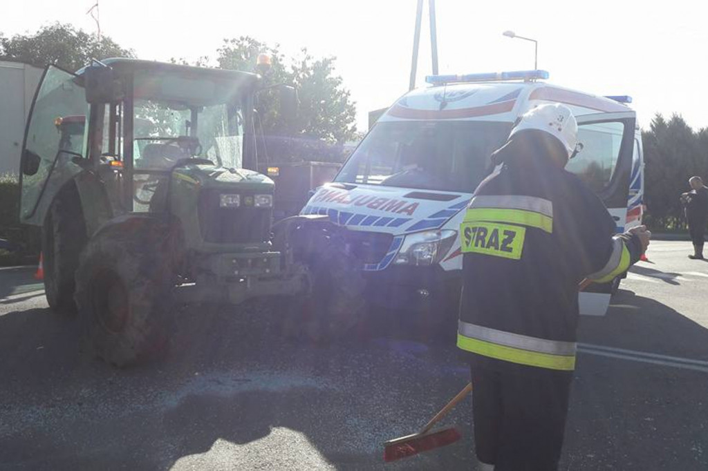 Karetka wjechała w traktor. W środku była kobieta