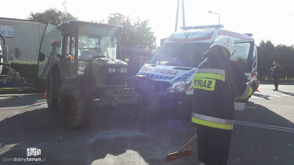 Karetka wjechała w traktor. W środku była kobieta