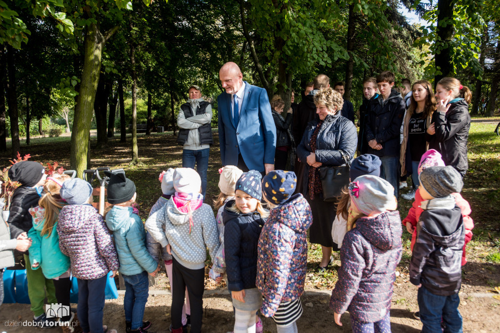 Przedszkolaki sadziły młode dęby